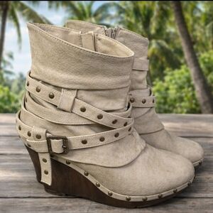 Stylish Tan Wedge Boots